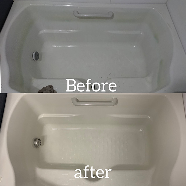 青く塗装された足場用の金属パイプが整然と積み重ねられている様子