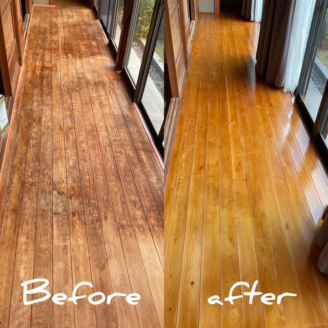 使用感のあるアルミ製の脚立やはしごが、室内で立てかけられて保管されている